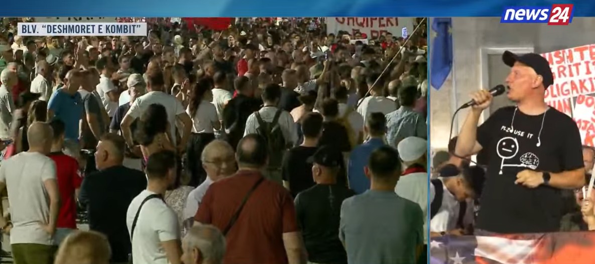  Kjo është protesta juaj  jo e partive  Shëndetësia  plaga më e rëndë e Shqipërisë    gazetari Stafa ironizon qeve   