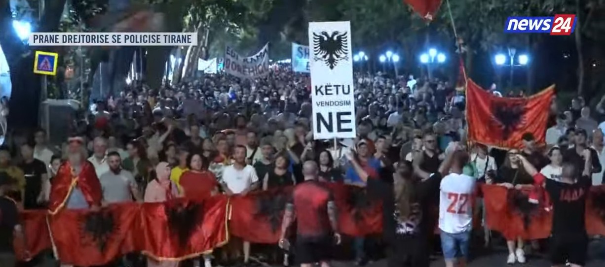  Poshtë patronazhistët   revolta e 60 të kundër qeverisë  protestuesit thirrje në rrugët e Tiranës  Shqipëria e ri   