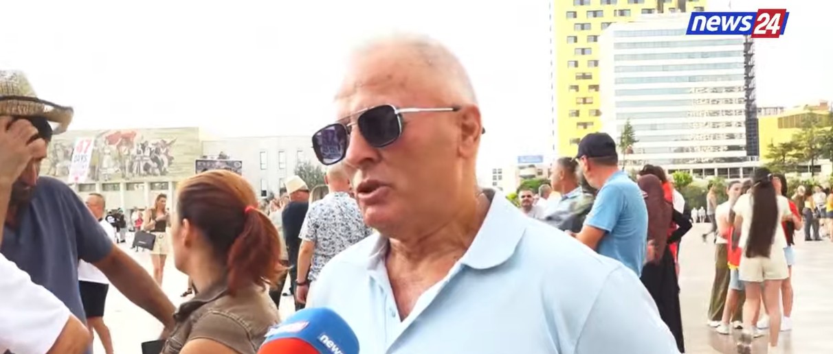 pensionisti-vjen-nga-durresi-cdo-dite-me-autobus-per-t-iu-bashkuar-protestes-rama-fatkeqesi-per-kombin-tone-do-te-ike