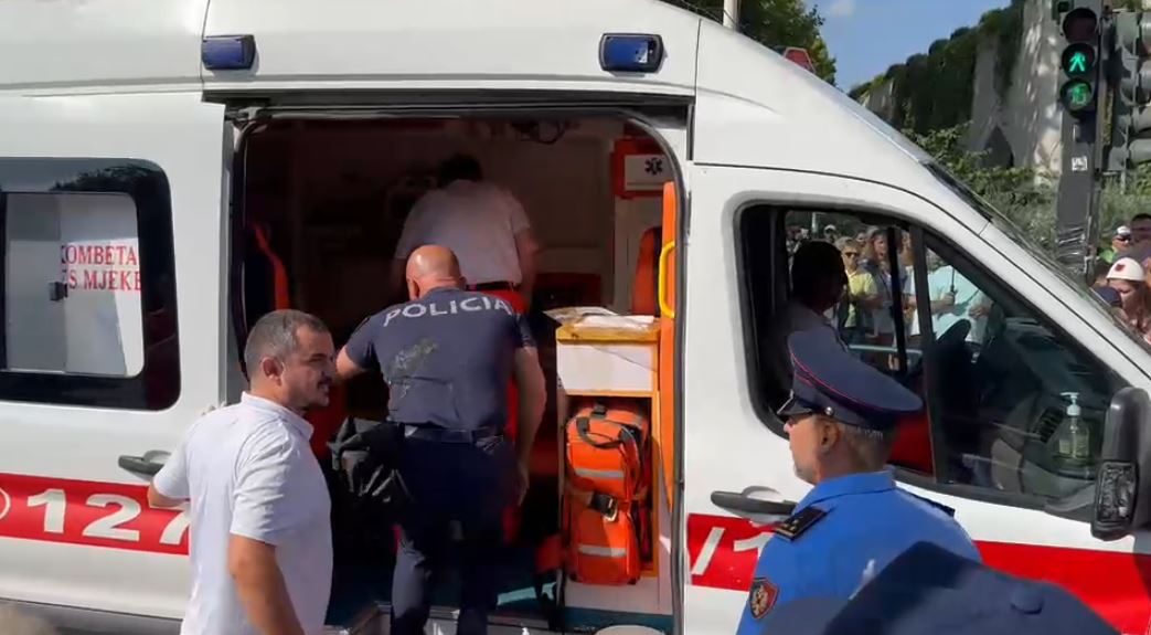 LIVE Protestuesit hedhin vezë në drejtim të policisë  tentojnë të çajnë gardhin metalik  mbërrin ambulanca