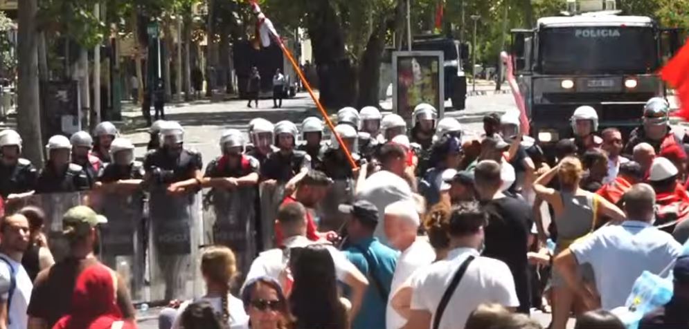 Revolta kundër Ramës  Shoqërimi i aktivistëve e gazetares gjatë protestës  Komiteti i Helsinkit ngre shqetësime për kufizimin    