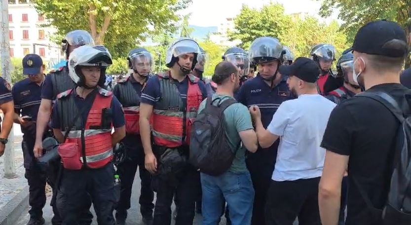  Shkoni merruni me legenat   Momente tensioni në protestë  përplasje mes protestuesve dhe policisë  VIDEO 