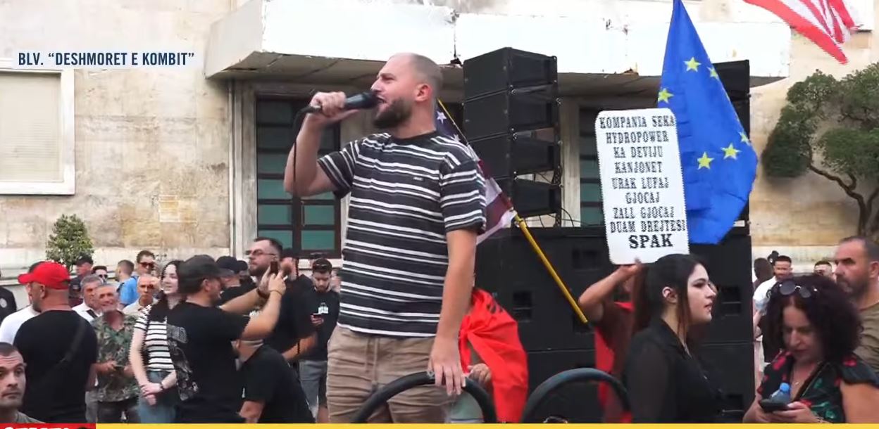  Po detyron edhe nxënës të shkojnë  e turpshme  Qytetari  Jo vetëm shqiptarët  por edhe të huajt e kanë bojkotuar koncertin  R   