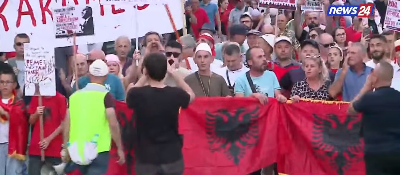 LIVE  Revolta e 49 të kundër qeverisë  Nis marshimi nga sheshi  Skënderbej  drejt Kryeministrisë  qytetarët kërkojnë dorëheqje   