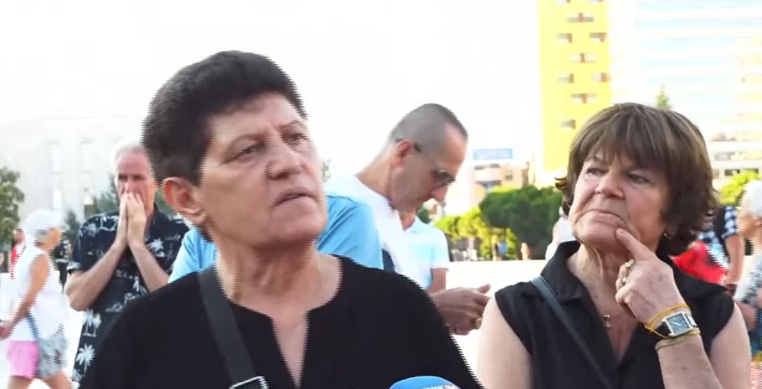 Protesta e 40 kundër qeverisë   Në spitale s ka ilaçe  por japin 4 mln euro për një këngëtar   revolta e qytetares  Të dalim t   