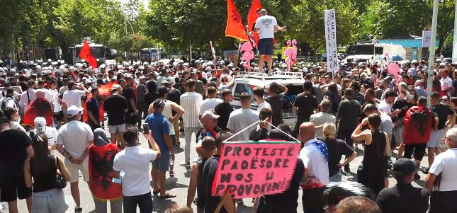 LIVE  Deputetët në seancë plenare  protestuesit shpërthejnë jashtë Kuvendit  PD PS  këlyshë komunistësh 