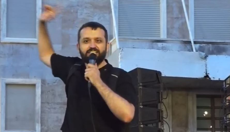  Nuk përfaqësoni aspiratat tona   Aktivisti  Nesër në orën 10 00 para Parlamentit  t i ndalojmë deputetët të futen  Policia të   