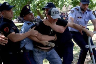 Protestat Para Parlamentit