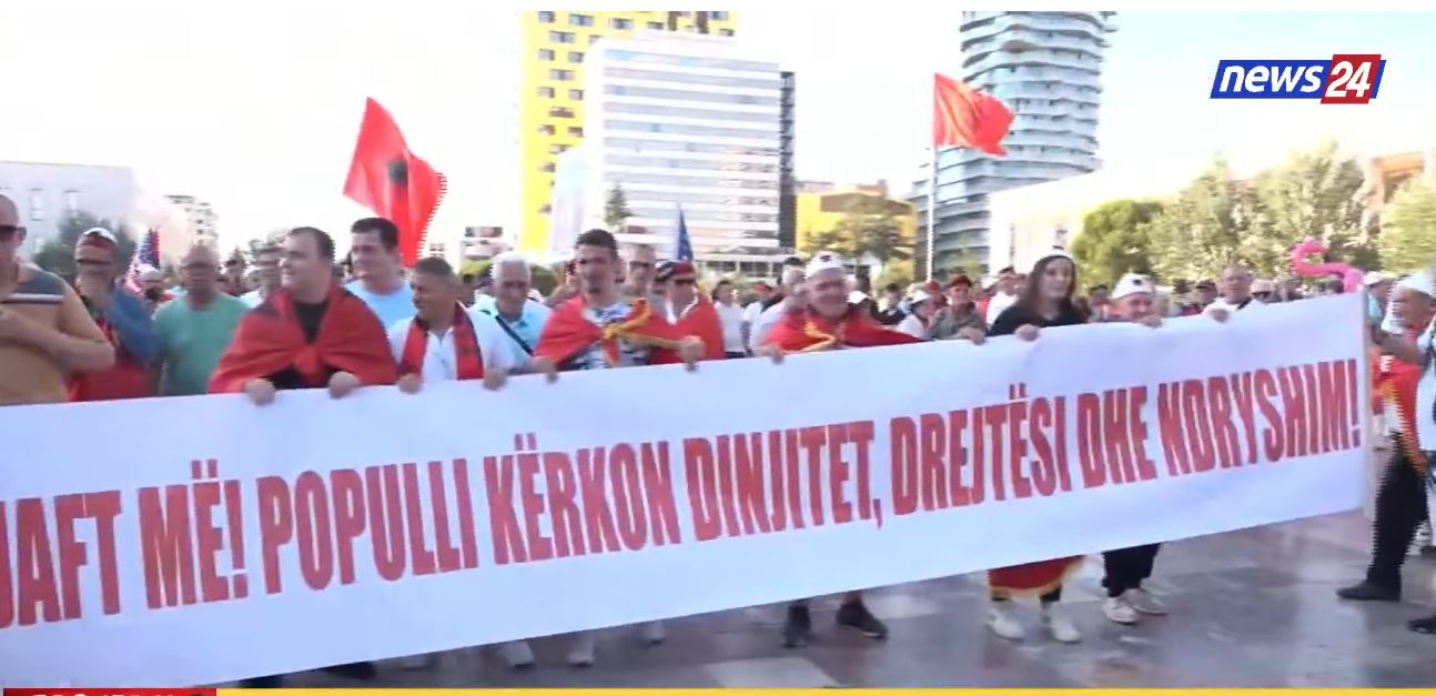 LIVE Revolta e 35 kundër Ramës   Mjaft më  Populli kërkon dinjitet  drejtësi dhe ndryshim   protestuesit shpalosin banderolën    