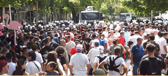 Oshëtijnë thirrjet nga protesta para Kuvendit  Rama n burg  Berisha n burg 