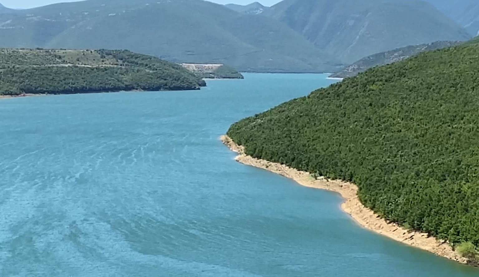Temperaturat e larta përkeqësojnë situatën energjetike në vend  Bie niveli i prurjeve në kaskadën e Drinit