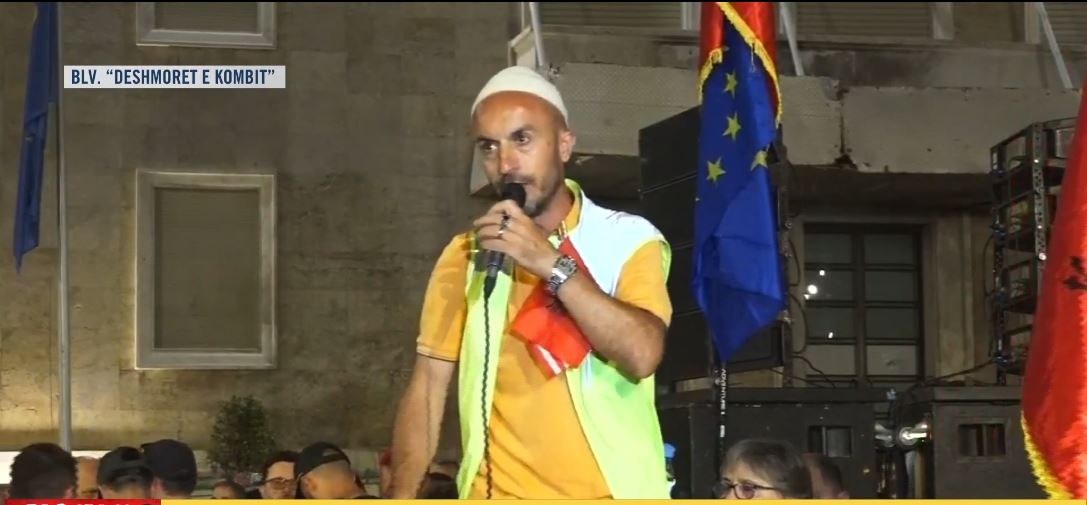 mos-sulmoni-gazetaret-dhe-kameramanet-arben-kola-thirrje-protestuesve-bojkotoni-mediat-qe-nuk-doni