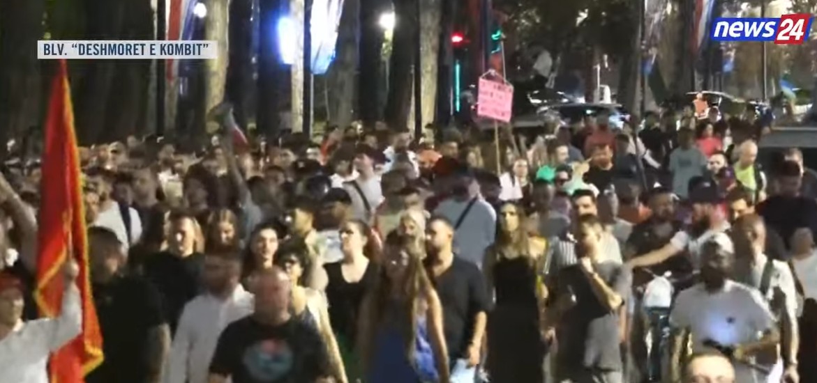 Marshim kilometrik në revoltën qytetare  Protestuesit rikthehen në Bulevardin  Dëshmorët e Kombit 