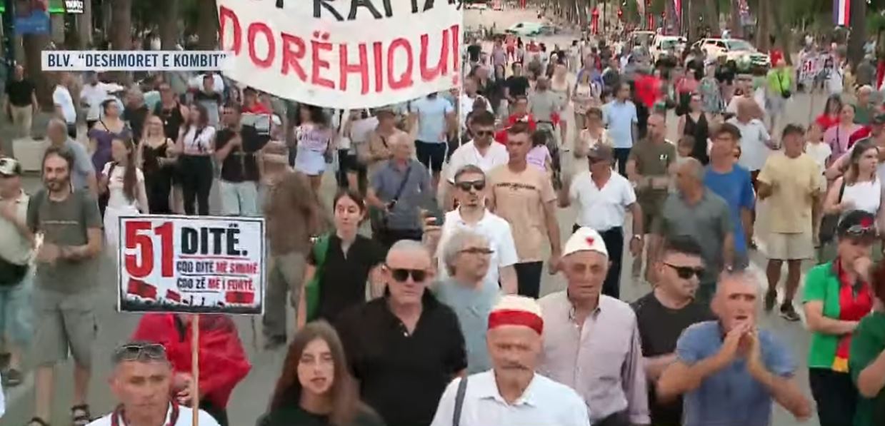 LIVE  Protesta e 51 kundër Ramës  shqiptarët kërkojnë dorëheqjen e kryeministrit  Protestuesit thirrje  Arresto Ballukun