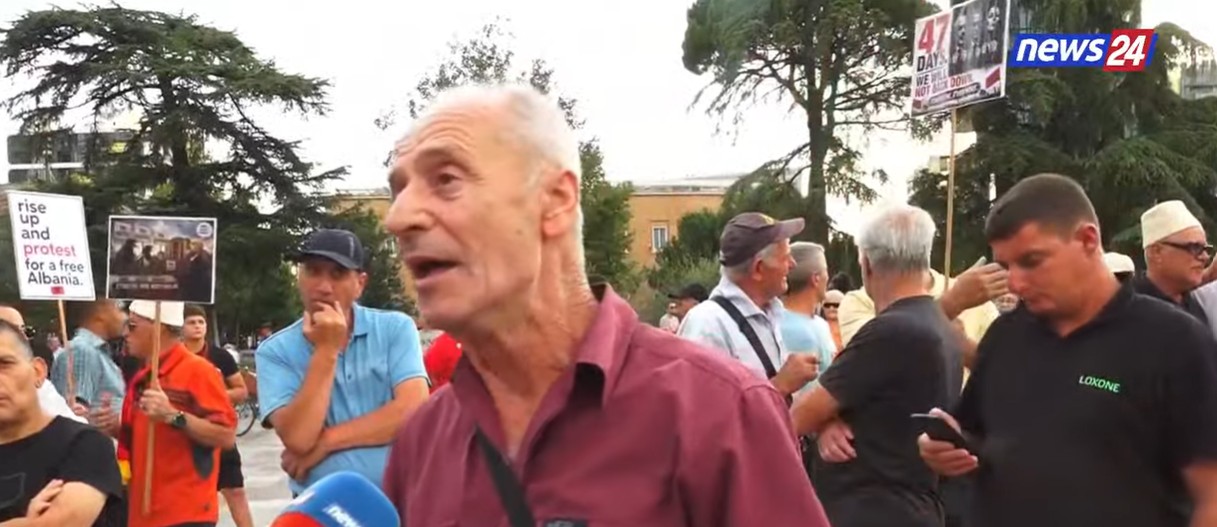 Na ka zili e gjithë bota për korrupsionin   i moshuari ironizon në protestë  Rama është nëna e të këqijave  Të shpallet non g   