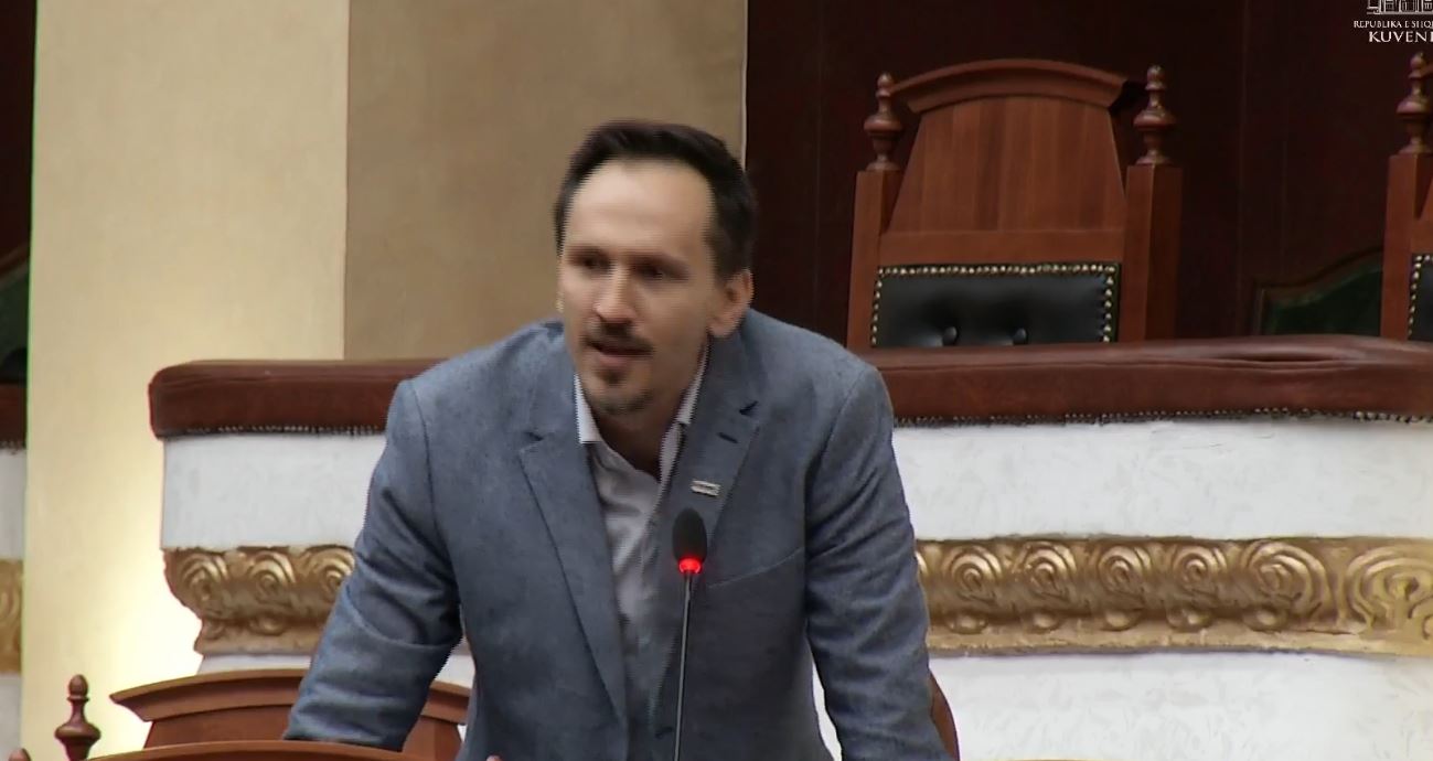 tensionet-para-kuvendit-muci-degjoni-protestuesit-nuk-keni-me-legjitimitet-nese-mendoni-se-fitoni