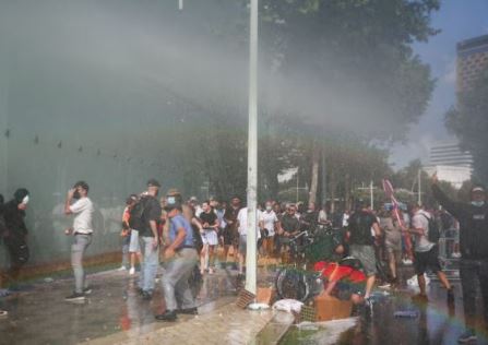Reuters pasqyron përplasjet para parlamentit  teksa policia hedh ujë me presion mbi protestuesit