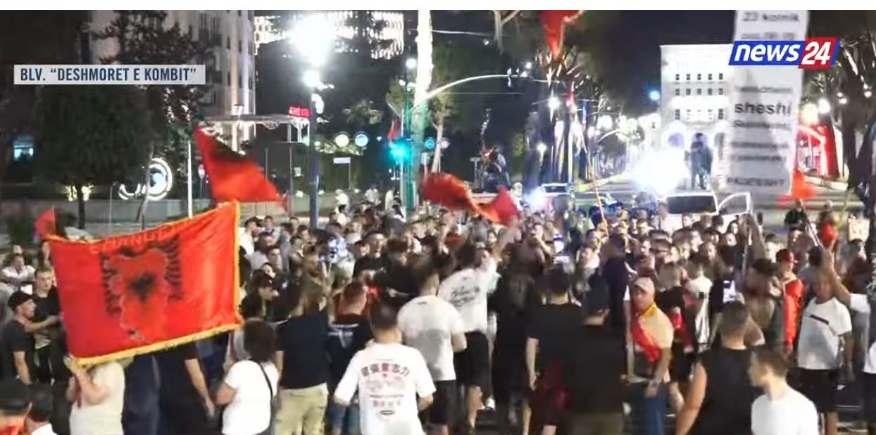 Populli kërkon dinjitet  drejtësi e ndryshim  Tubimi i 52 kundër qeverisë  Mbyllet protesta  qytetarët kërkojnë dorëheqjen e p   