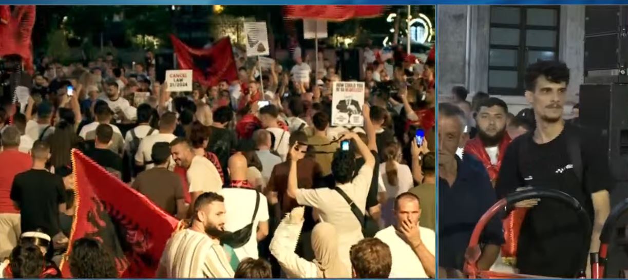 Protesta kundër Ramës   Na kanë vjedhur  na larguan nga vendi   qytetari  Themelet e Parlamentit  po shkunden   po   