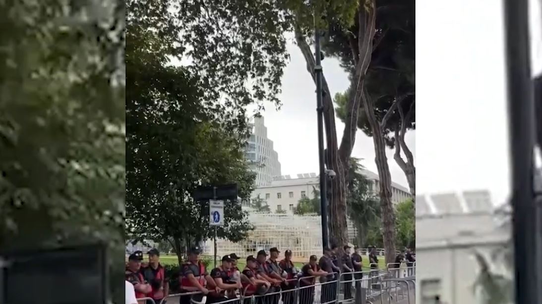 VIDEO  Qytetarët kërkojnë largimin e Ramës  Protesta para Kuvendit  policia rrethon zonë përreth Parlamentit