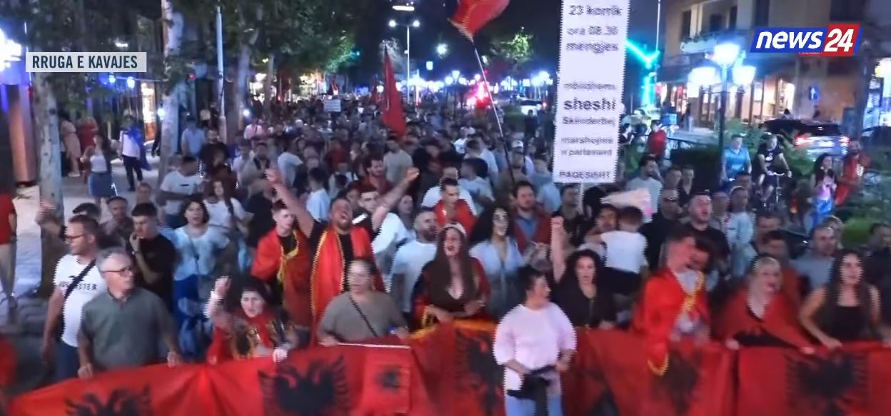 LIVE   PS PD këlyshë komunistësh   Protestuesit marshojnë të vendosur  thirrje për dorëheqjen e Ramës  Shqipëria kërkon revolu   