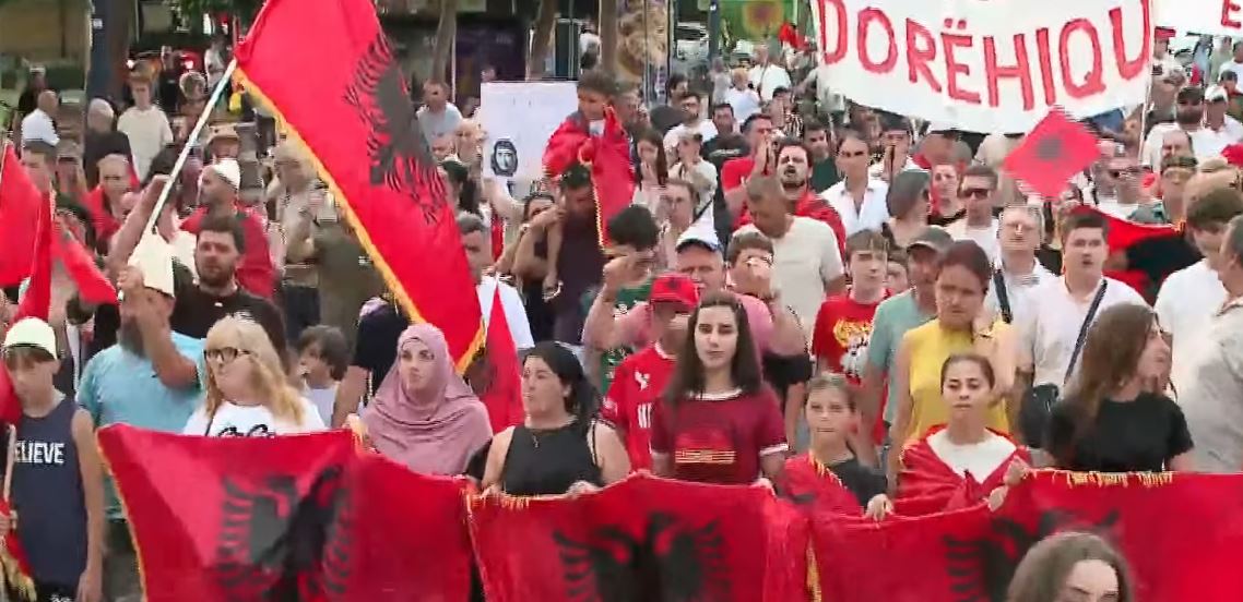 VIDEO  Qytetarët marshojnë nga Sheshi  Skënderbej  drejt Kryeministrisë me thirrjet  Rama në burg  Berisha n   