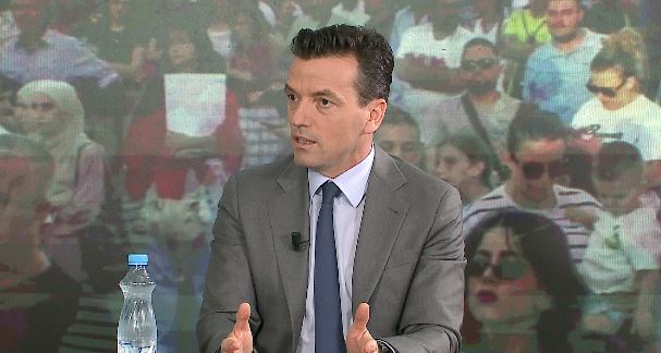  Revolucion    Agron Shehaj  Protestat  përplasje historike mes kryeministrit dhe qytetarëve  Populli kërkon largimin e klasës   