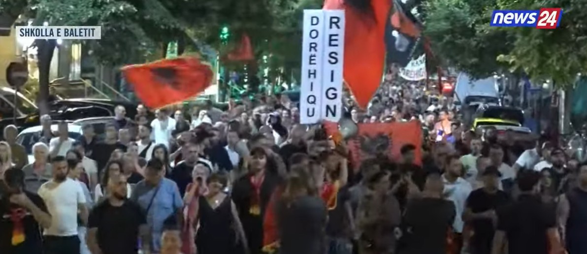 O milet  Rama ka siklet    protestuesit marshojnë te shkolla e Baletit  thirrje qytetarëve  Bashkohuni me ne 
