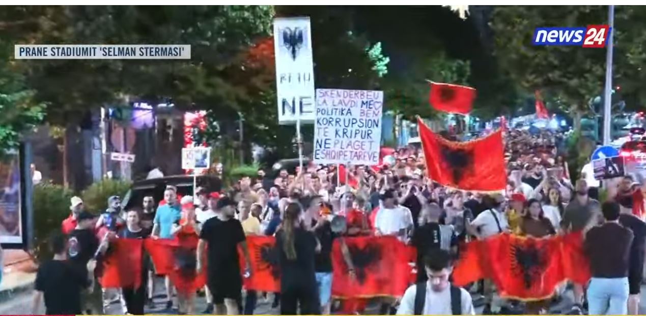 LIVE  Protestuesit mbushin rrugët e Tiranës  kërkojnë dorëheqjen e panegociueshme të Ramës  Ndryshim sistemi  Shqipëria kërkon   