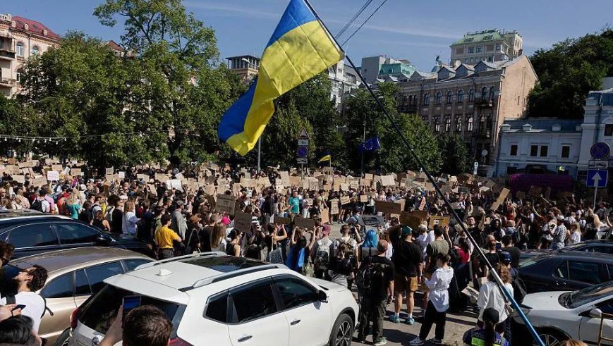 Shkarkoi ministrin e Mbrojtjes  Vendimi i Zelensky t shkakton zemërim në Ukrainë  protesta në disa qytete  Pakënaqësi në radh   