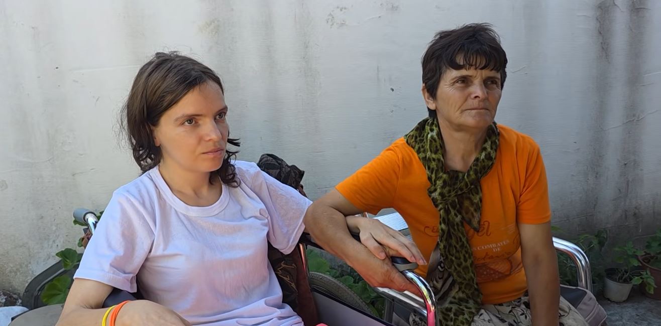 Apel për ndihmë  Sëmundja e saj nuk kurohet në Shqipëri  e reja kërkon mbështetje për trajtim jashtë