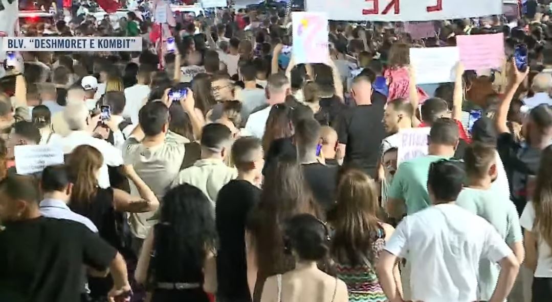  Ju erdhi fundi    Protestuesit nisin marshimin dhe tejmbushin bulevardin  qytetarët në kor  Rama në burg  Berisha   