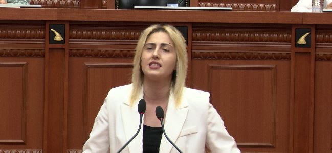 Protestat masive  Zhupa  Duan dorëheqjen e Ramës  të dëgjojmë zërin e shqiptarëve  Kuvendi  noter i kryeministrit 