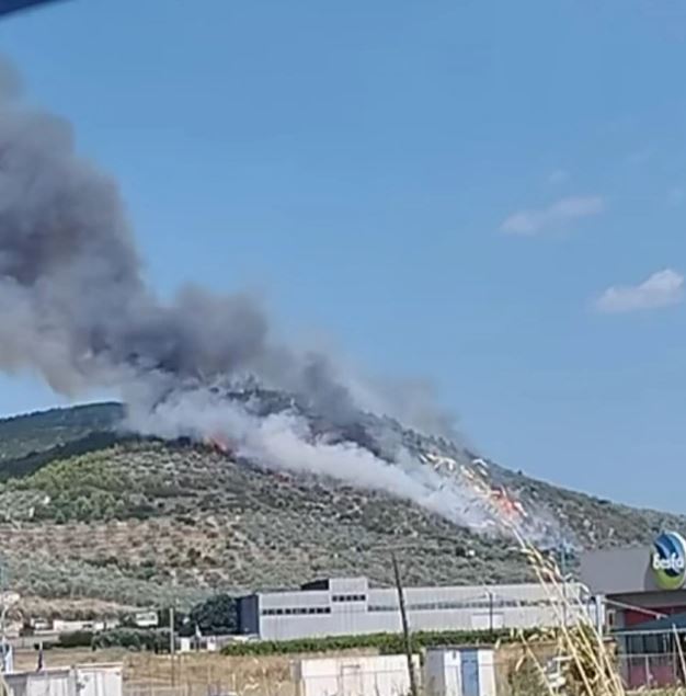Zjarr masiv në Korinth  Në terren 8 avionë  4 helikopterë  dronë dhe një numër i lartë zjarrfikësish