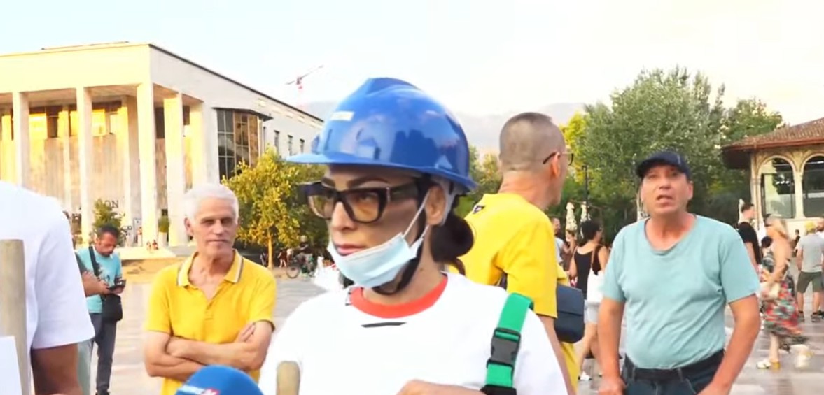 Protesta prej 67 ditësh në Sheshin Skënderbej  Personat me aftësi të kufizuara  shihen vetë si numër votash   qytetarja    