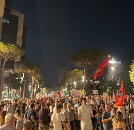 Sot 74 ditë protestë/ Qytetarët shqiptarë s’e ndalin rezistencën deri në largimin e Edi Ramës, vijojnë fjalimet kundër klasës politike