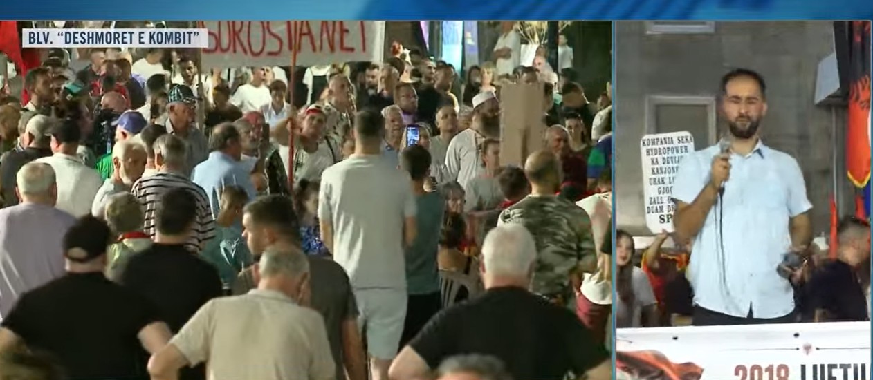  Mos rrini spektatorë  bashkohuni    Mësuesi thirrje Diasporës dhe intelektualëve  Të rrëzojmë këtë klasë politike  Shqiptarët   