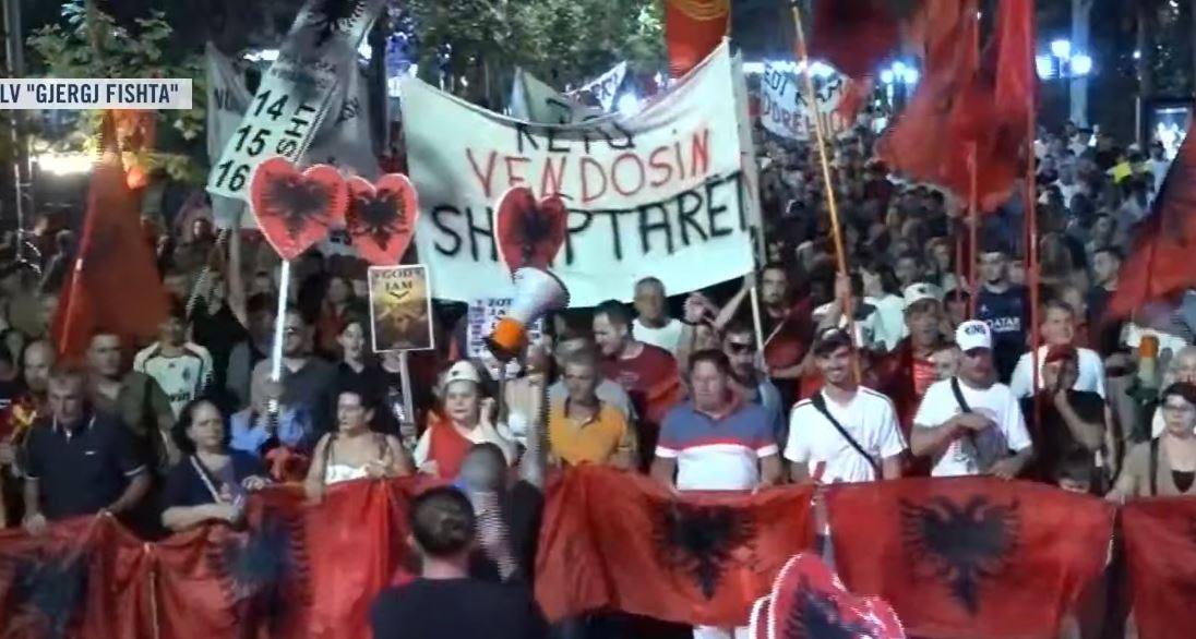  Këtu vendosim ne     Protesta masive vijon me entuziazëm e shpirt në rrugët e Tiranës  diaspora shtyn përpa   