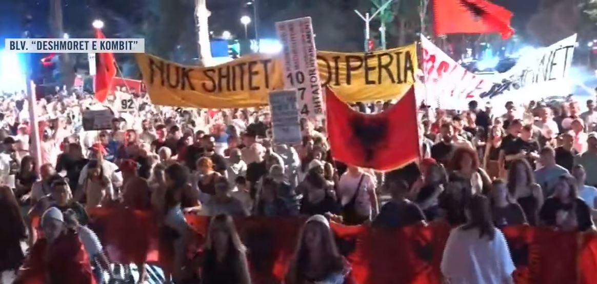 Përfundojnë fjalimet te Kryeministria   Protestuesit marshojnë masivisht në rrugët e Tiranës  Rama ciao  ciao  ciao 