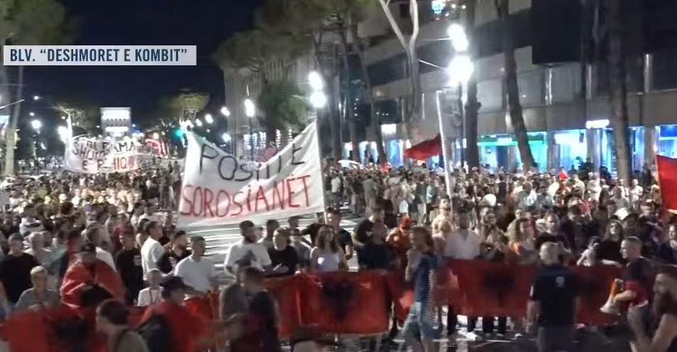 Përfundojnë fjalimet   Protestuesit nisin marshimin në rrugë  qytetarët vërshojnë në bulevardin  Dëshmorët e Kombit   Sh   