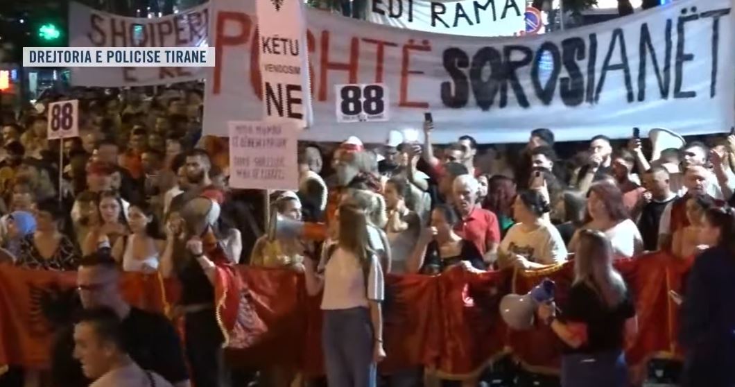 Arrestimi i Agasit  protestuesit ndalojnë te Policia e Tiranës  O Ergys o zagar merre Ramën sa më parë 