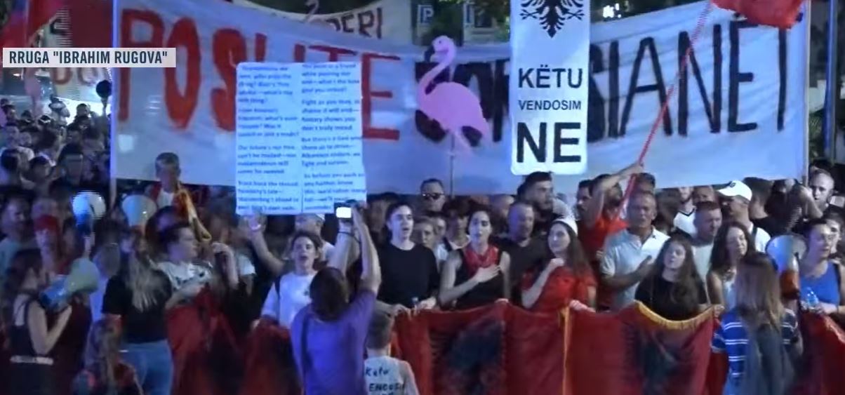 Marshimi pushton rrugët e Tiranës   Protestuesit me forcë e vendosmëri drejt institucioneve  Këtu vendosim ne 
