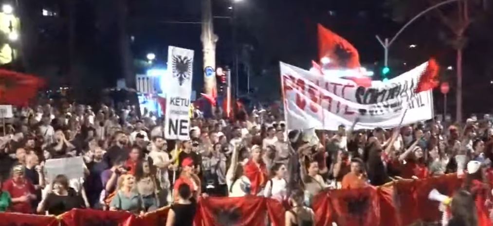 Përfundojnë fjalimet te Kryeministria  protestuesit nisin marshimin masiv në rrugët e Tiranës  Ju erdhi fundi  Rama jep dorëhe   