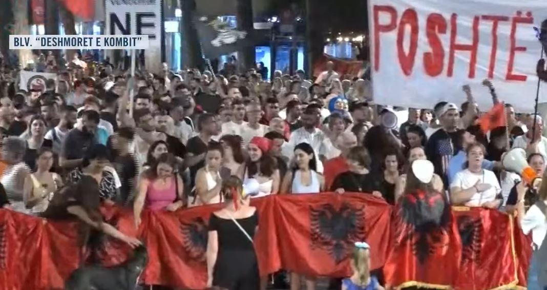 Përfundojnë fjalimet te Kryeministria   Turma masive nis marshimin  bulevardi  vishet  kuqezi  Rama jep dorëheqjen   