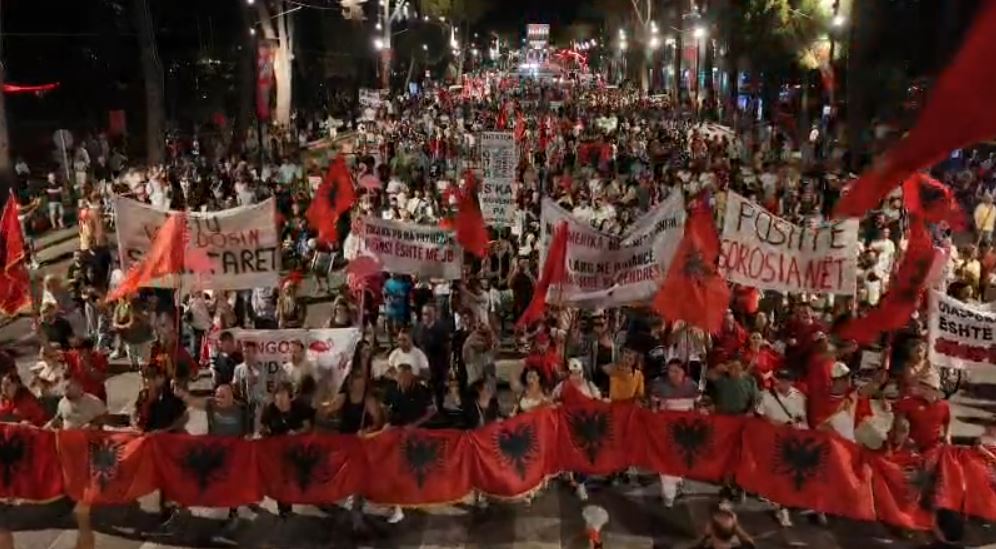 Pamjet me dron   Këtu vendosin shqiptarët     Diaspora në protestë  ngjyros  kuq e zi bulevardin   