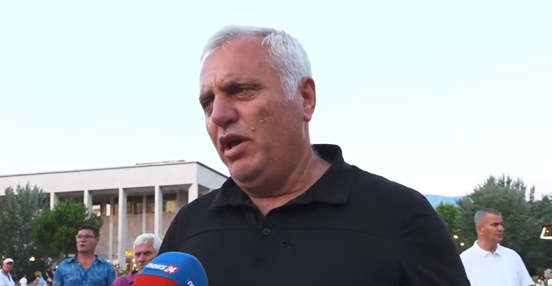 me-vjen-turp-qe-me-perfaqeson-ky-kryeminister-emigranti-shperthen-ndaj-rames-ne-proteste-bizneset-e-shkollat-jane