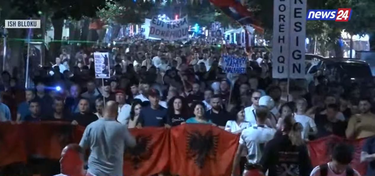 LIVE   Mijëra protestues vërshojnë në rrugët e Ish Bllokut  buçasin thirrjet kundër për largimin e Ramës dhe qeverisë