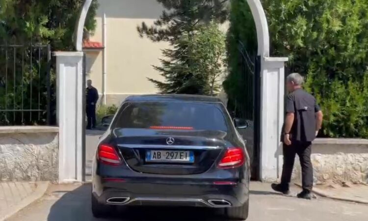 Takimi dy-ditor në Pogradec / Rama mbledh drejtuesit e PS-së dhe ministrat në prag të sesionit të ri politik