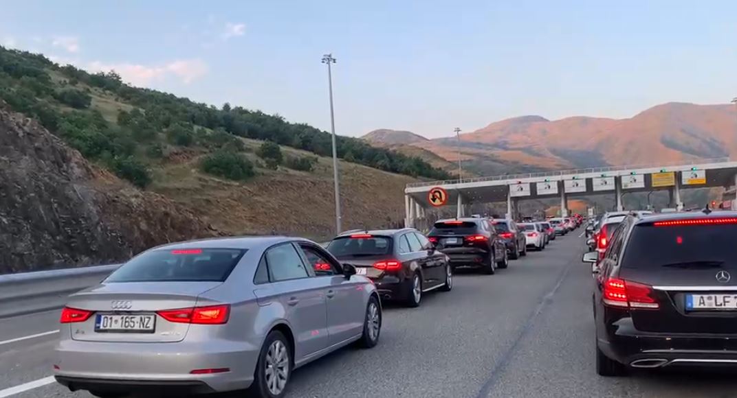Fluks i lartë mjetesh në Morinë  pushuesit nga Kosova i drejtohen bregdetit shqiptar në kulmin e sezonit turistik