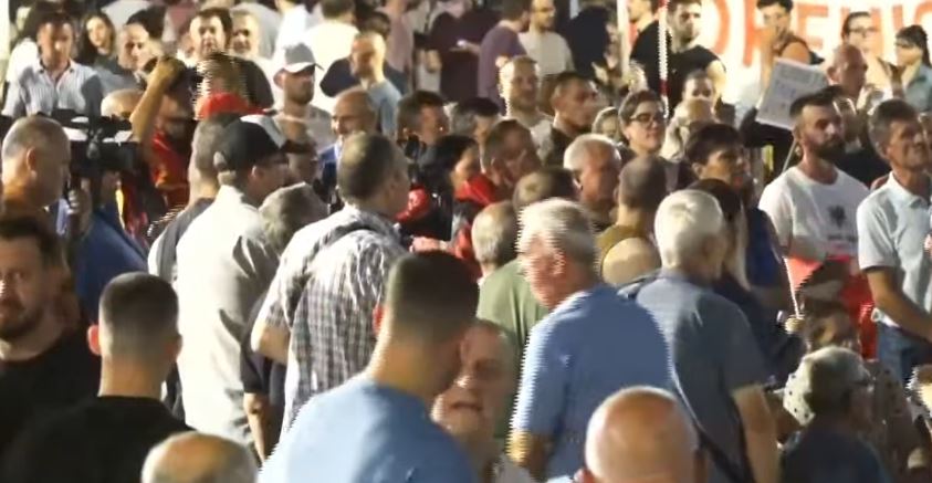 Pas fjalimeve dhe mesazheve para Kryeministrisë  nis marshimi drejt sheshit Nënë Tereza  qytetarët kërkojnë dorëheqjen e Edi R   